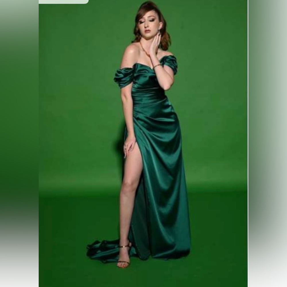 Elegant Off-Shoulder Satin Evening Gown in Emerald Green
